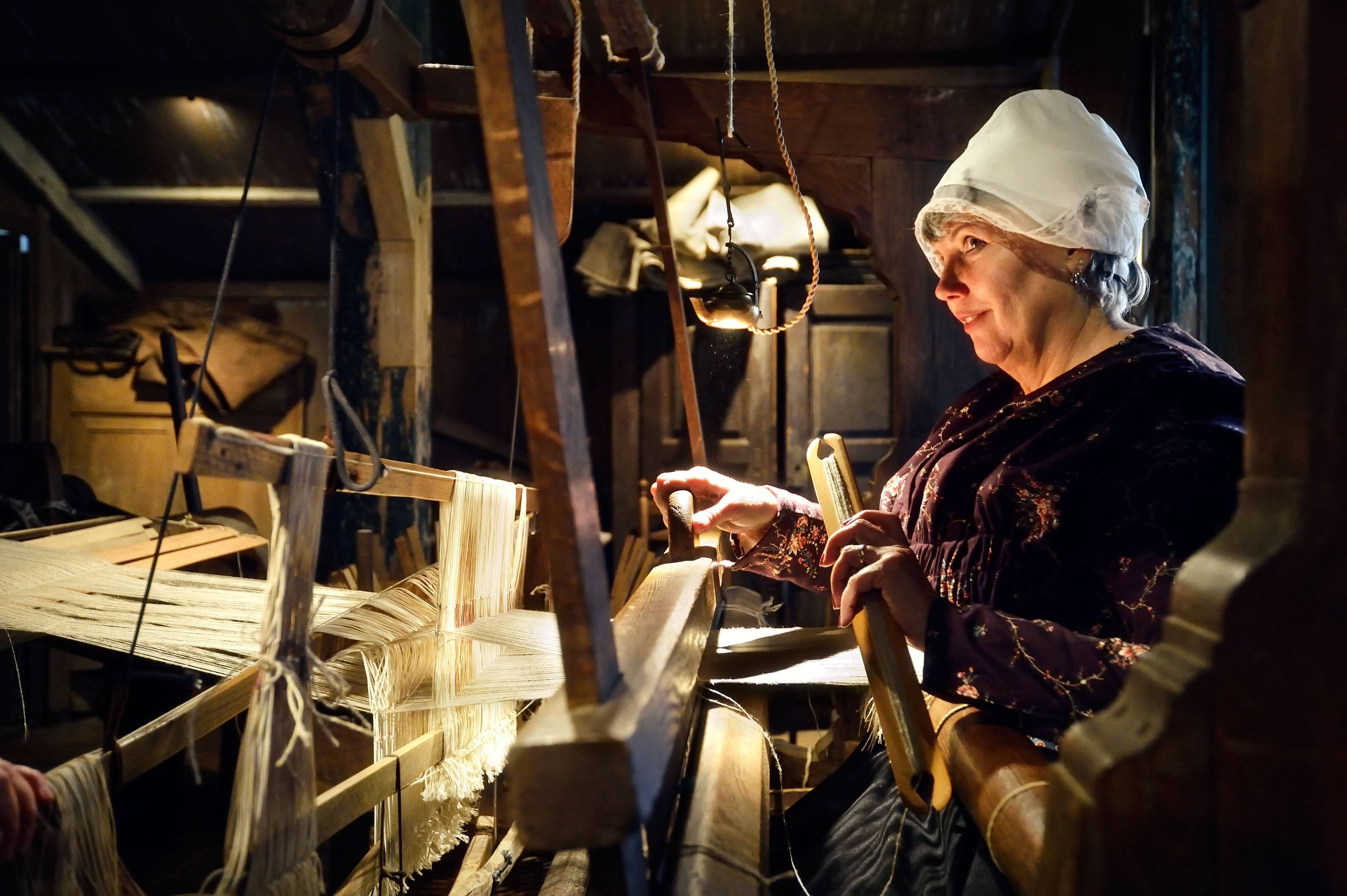 Ткачиха фото. Что делает ткачиха. Ткачиха современная. Что делает ткачиха. Ткачиха.