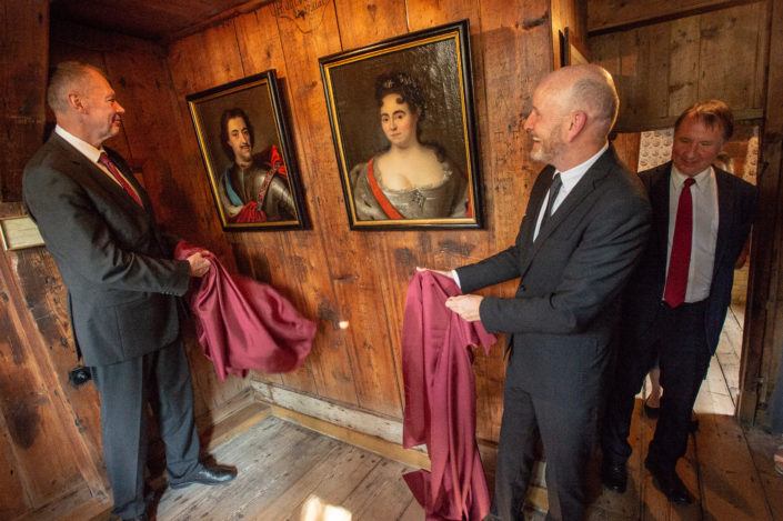 portretten van tsaar Peter de Grote en Catharina I Terugkeer van de portretten van tsaar Peter de Grote en Catharina I in het Czaar Peterhuisje.