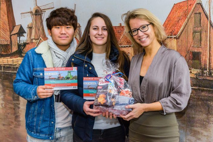 De 185.000ste bezoeker was Romy uit De Bilt met haar Koreaanse vriend Son Ki Hyun, hier op de foto met adjunct-directeur Marije Kool. Foto Pascal Fielmich De 185.000ste bezoeker was Romy uit De Bilt met haar Koreaanse vriend Son Ki Hyun, hier op de foto met adjunct-directeur Marije Kool. Foto Pascal Fielmich