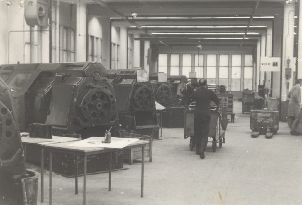 Werknemer in gebouw 429 voor de fabricage van 40, 35 en 25 mm, 1950-1980.