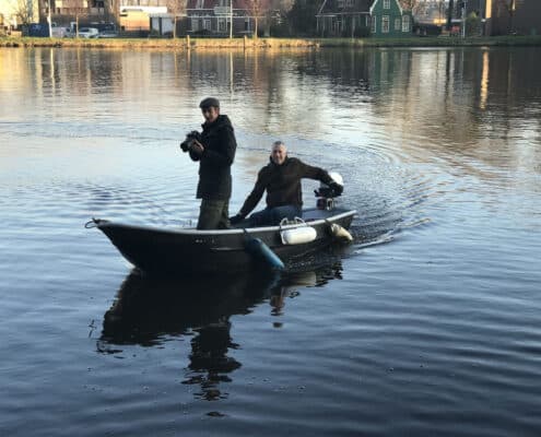 Fotografen in een bootje.