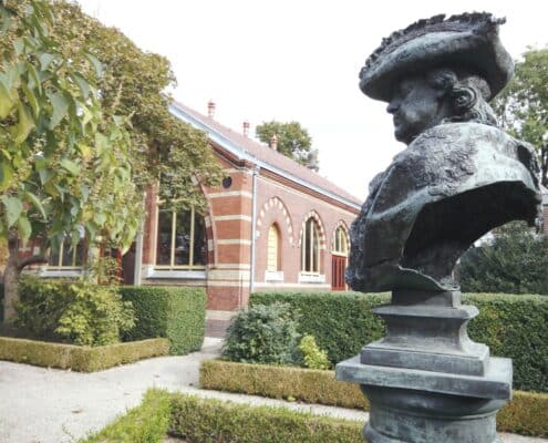 Czaar Peterhuisje tuin en borstbeeld Tsaar Peter