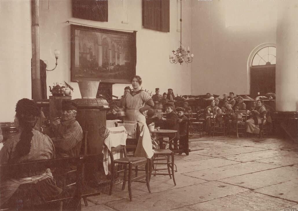 Maker onbekend, Opvang van vluchtelingen in de Oostzijderkerk met het schilderij ‘Koeien in de kerk’ (1916), Gemeentearchief Zaanstad