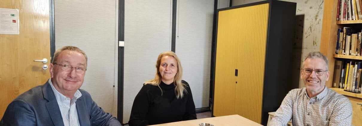 Henk Dekkers, interim-directeur Zaans Museum, Nicolien Levering en Peter Pels, beide Protestante Gemeente Assendelft