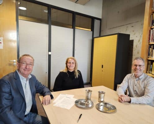 Henk Dekkers, interim-directeur Zaans Museum, Nicolien Levering en Peter Pels, beide Protestante Gemeente Assendelft